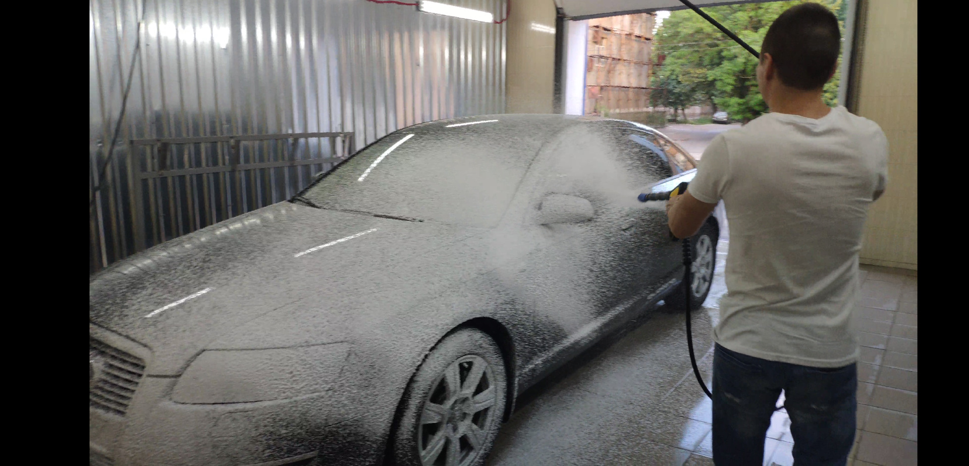 Как правильно мыть машину воском на мойке. Протирает авто замшей. Corleone_car Wash.