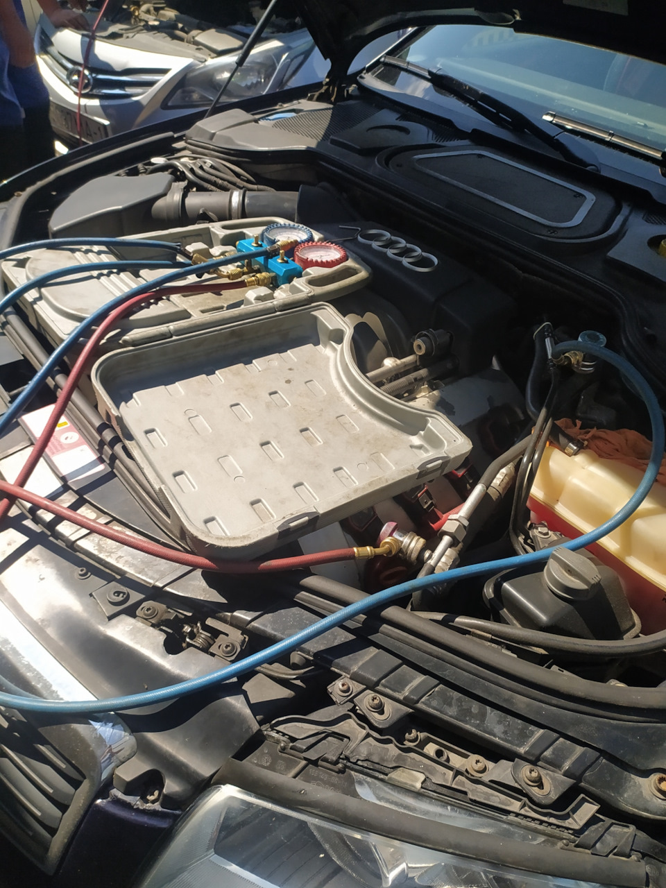 Дозаправка кондиционера — Audi A8 (D3), 3,7 л, 2005 года | плановое ТО ...