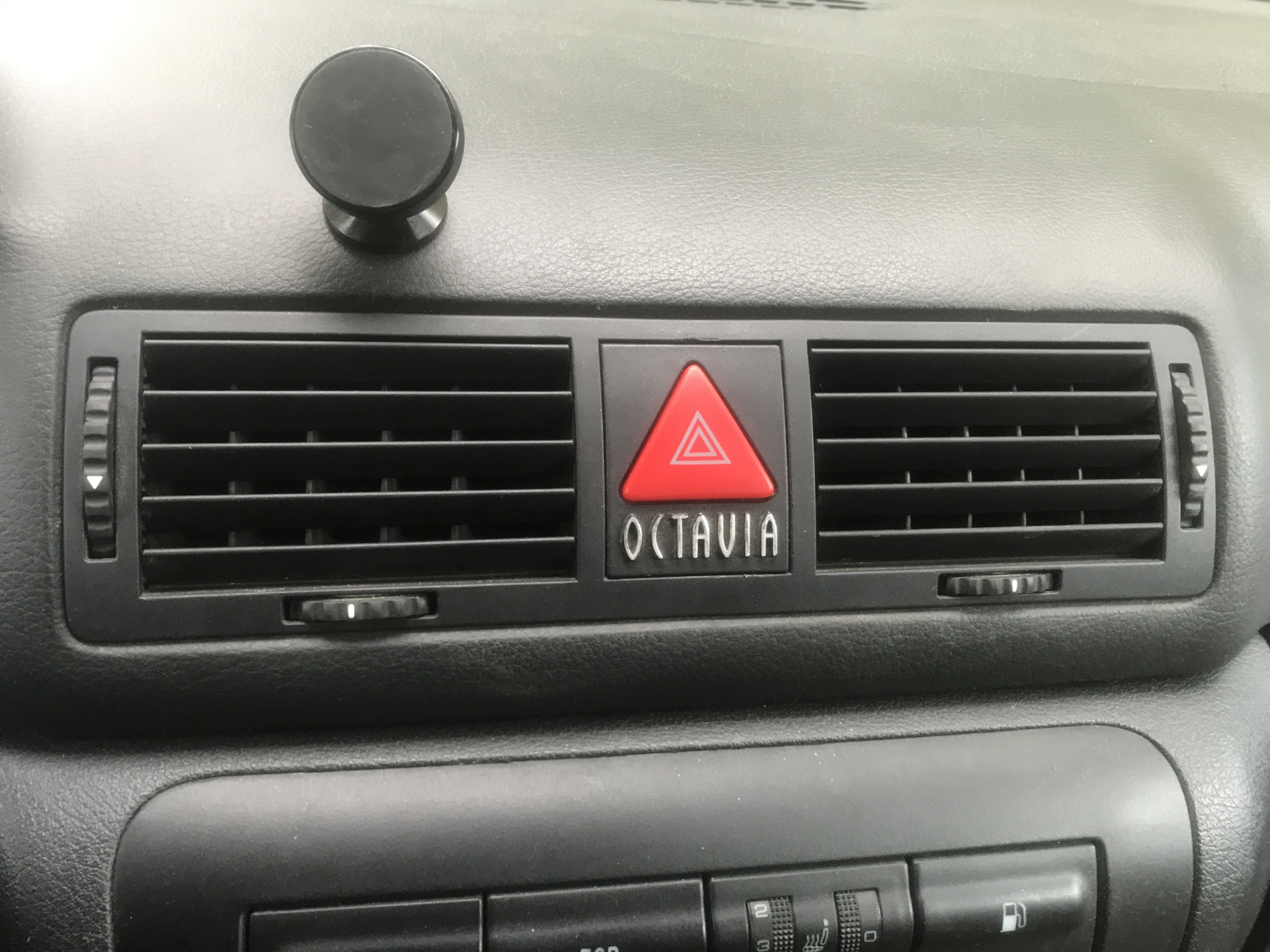 Замена кнопки аварийки — Skoda Octavia A4 Mk1, 1,8 л, 2004 года ...