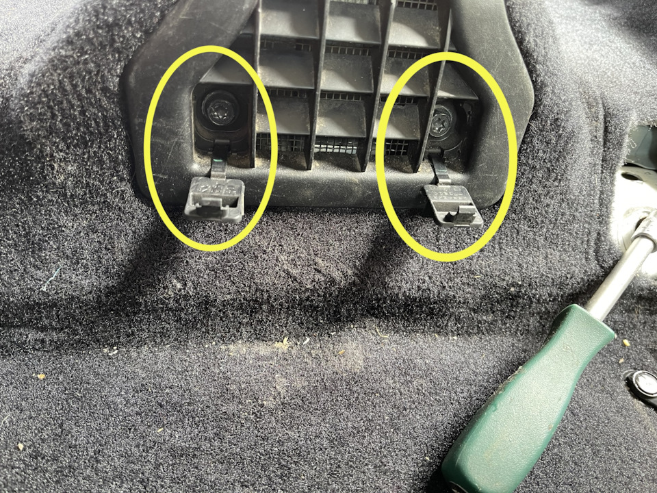 Открутить пластиковые накладки воздухозаборников (Torx20) — Lexus RX 400h (2G)