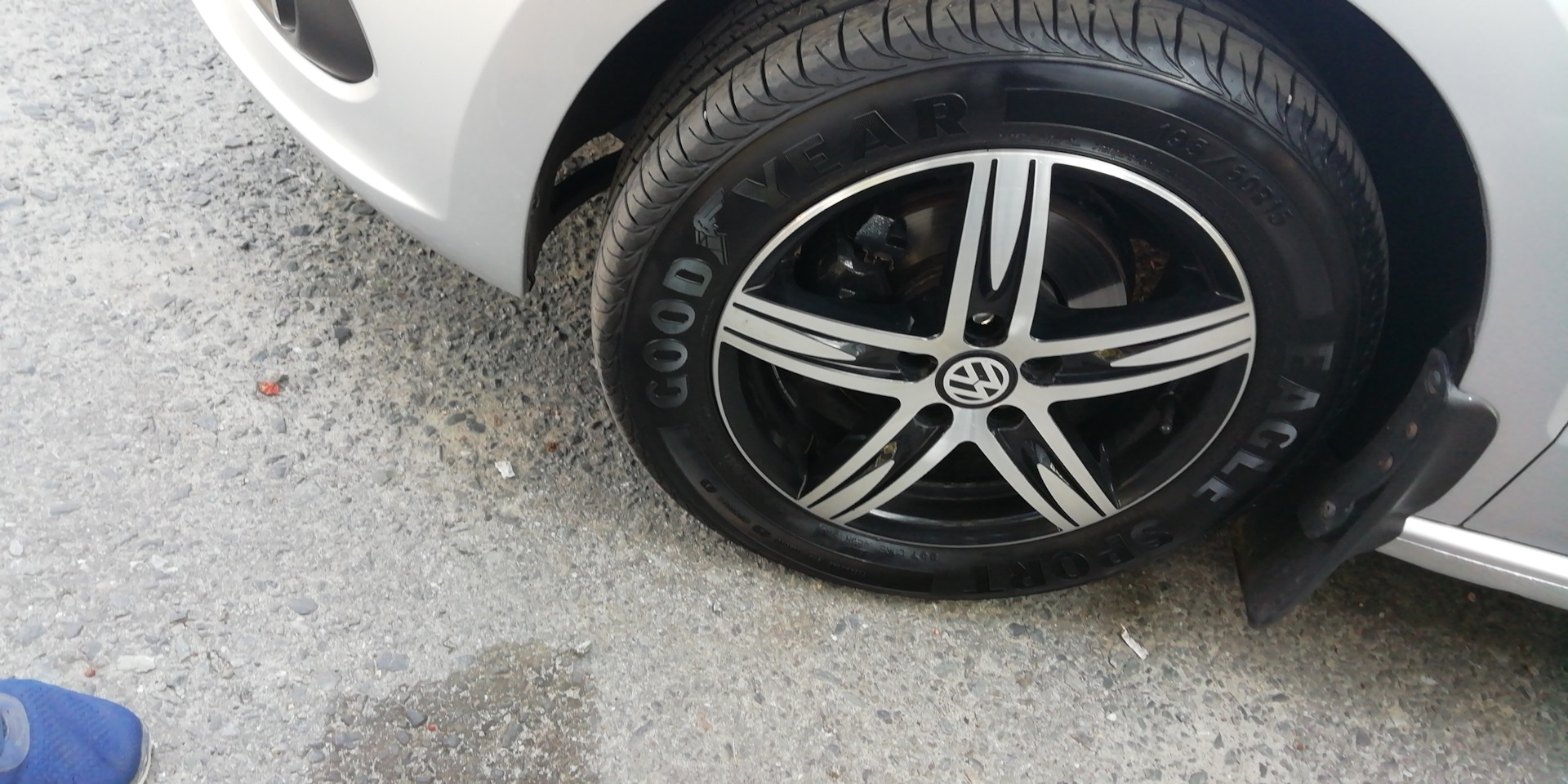 Чернитель шин "Tire Polish" (аэрозоль 650 мл) — Volkswagen Polo Sedan ...