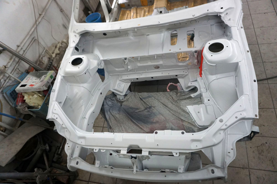 Подкапотное пространство обязательно красится в основной цвет автомобиля — Lada Приора хэтчбек