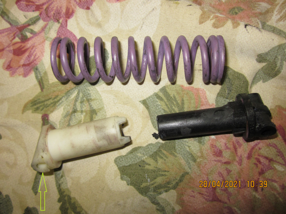 Смазки мало, да и та подвысохла. Стрелка показывает отверстие, через которое выдавит излишки смазки — Lada Vesta SW (1G). Запчасти на фото: 28042021