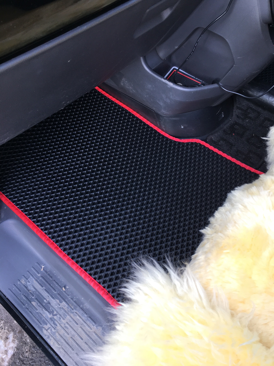 Замена ковриков — Toyota Voxy (2G), 2 л, 2008 года | аксессуары | DRIVE2