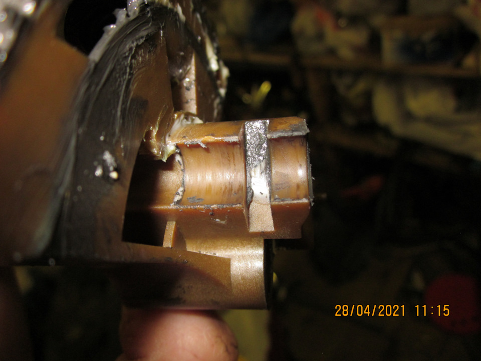 Место на зубчатом секторе, в которое упирается шток пружины чёрным концом. Смазываем тоже — Lada Vesta SW (1G). Запчасти на фото: 28042021