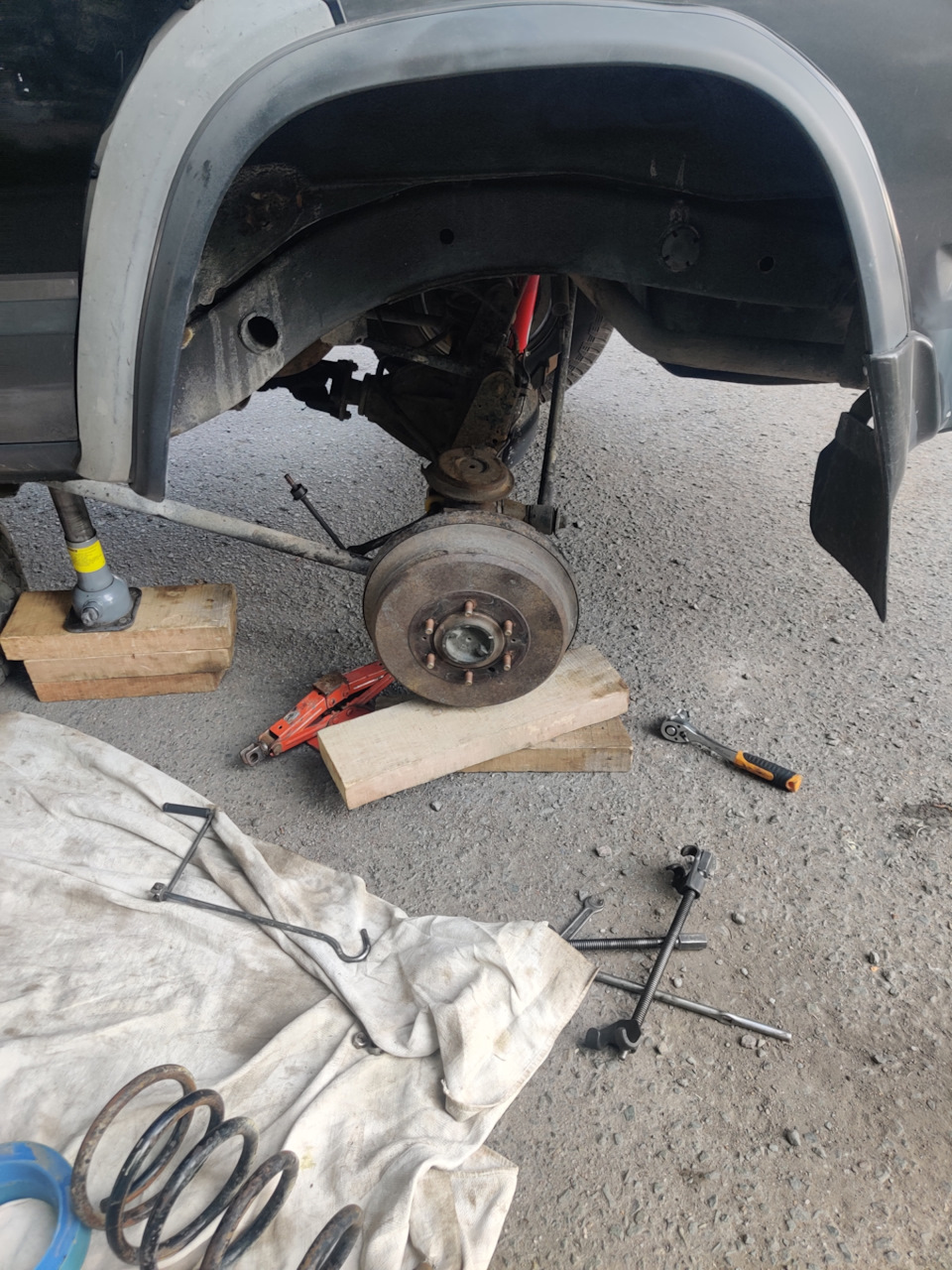 Мост почти полностью вывесил и пружина сама выпала. — Nissan Patrol GR I (Y60)