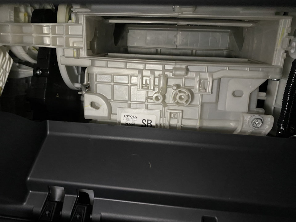 У этого РАВ4 получше сделано место для фильтра, чем у прошлого. Да и то что вернулись к корпусу, это хорошо. Очень часто фильтры деформировались и пропускали воздух. — Toyota RAV4 (5G)