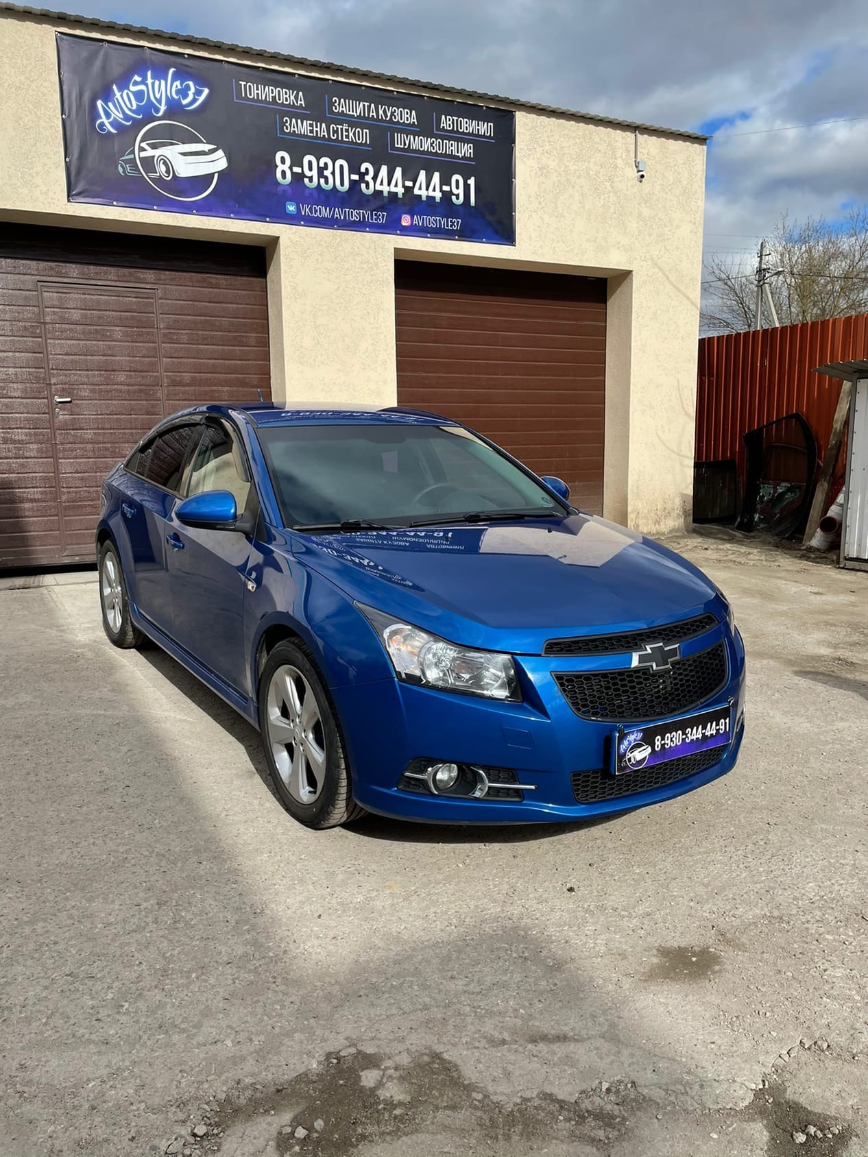 Chevrolet Cruze Blue Carbon Fiber detailing