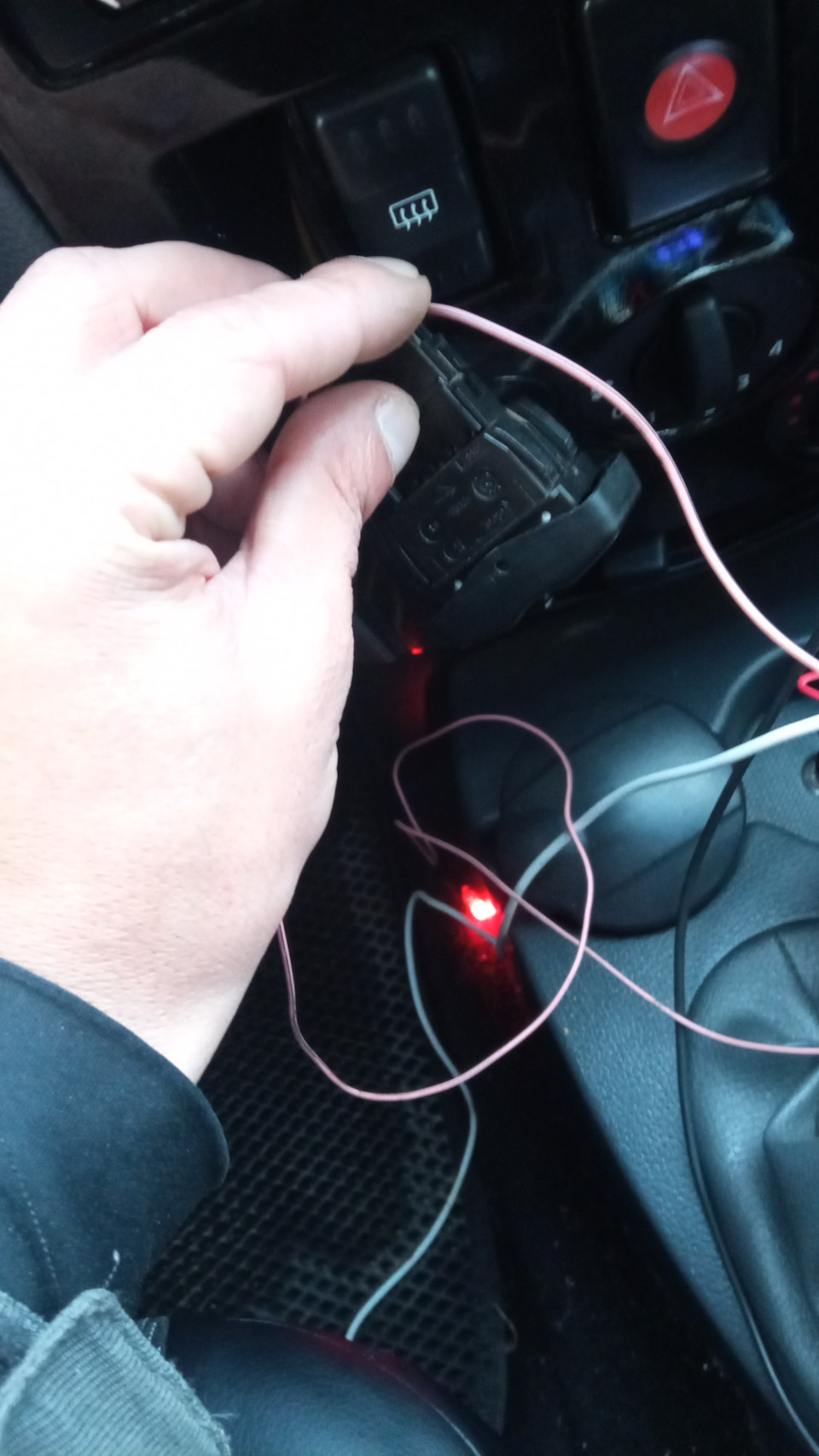 Контрольная лампочка стоп сигналов — Renault Logan (1G), 1,6 л, 2010 ...