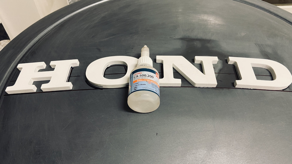 Супер-клей Cosmofen Сa-12 Особенности: Отличная адгезия к любым основаниям, прочный клеевой шов. Консистенция средней вязкости, удобная при работе с вертикальными поверхностями. Стойкость к воздействию влаги, химии, высоких (до 110 °С) и низких температур. — Honda CR-V (RD4/RD5/RD6/RD7). Запчасти на фото: 5002Q0