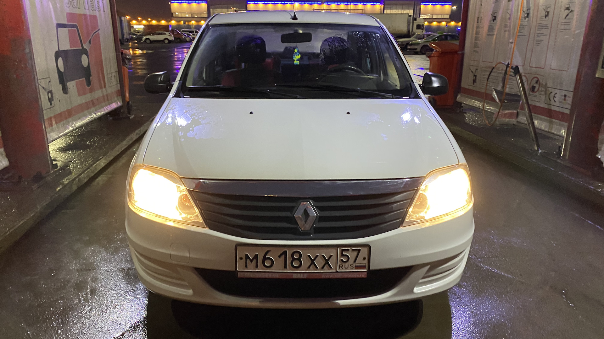 Renault Logan (1G) 1.4 бензиновый 2012 | Белый жоповоз на DRIVE2