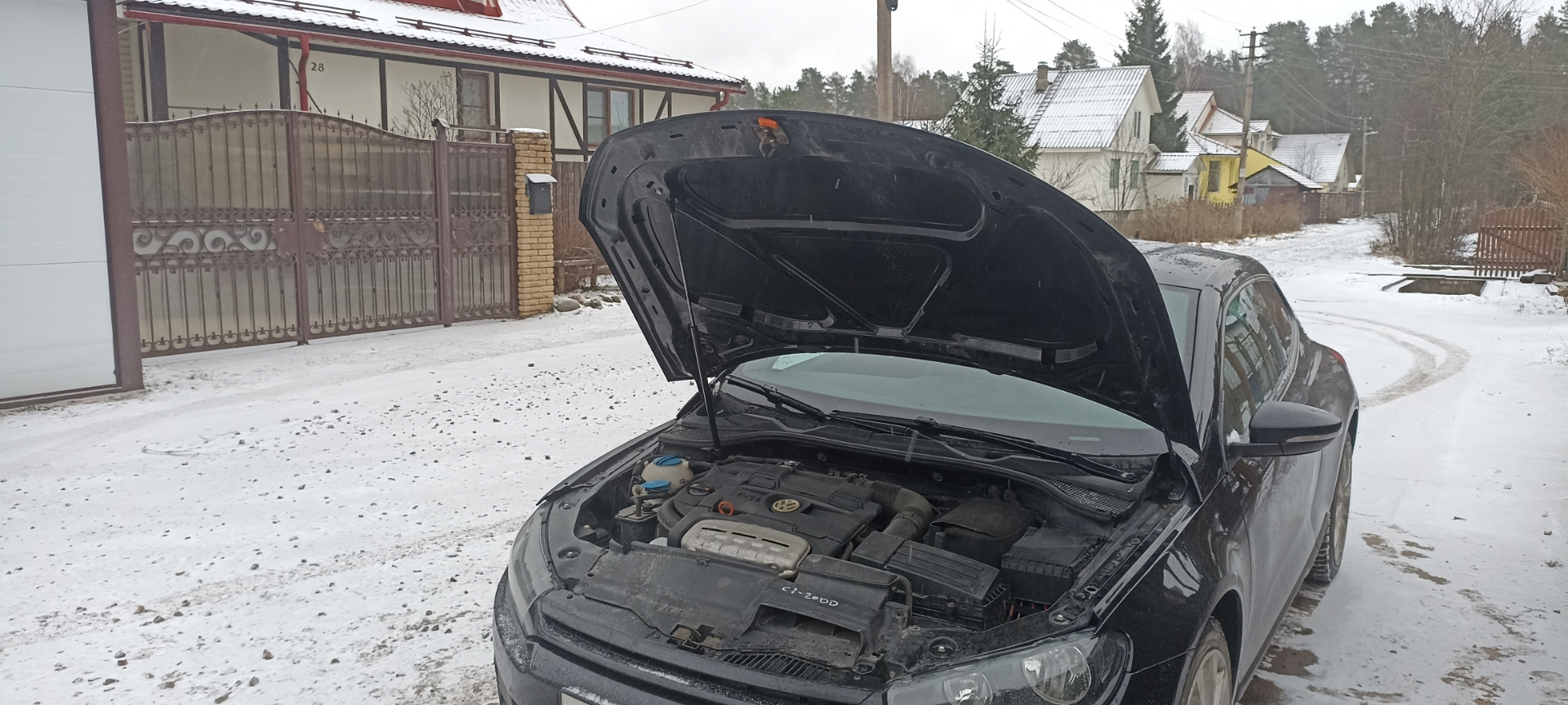 Газовый упор капота в Сирокко. — Volkswagen Scirocco (3G), 1,4 л, 2012 ...