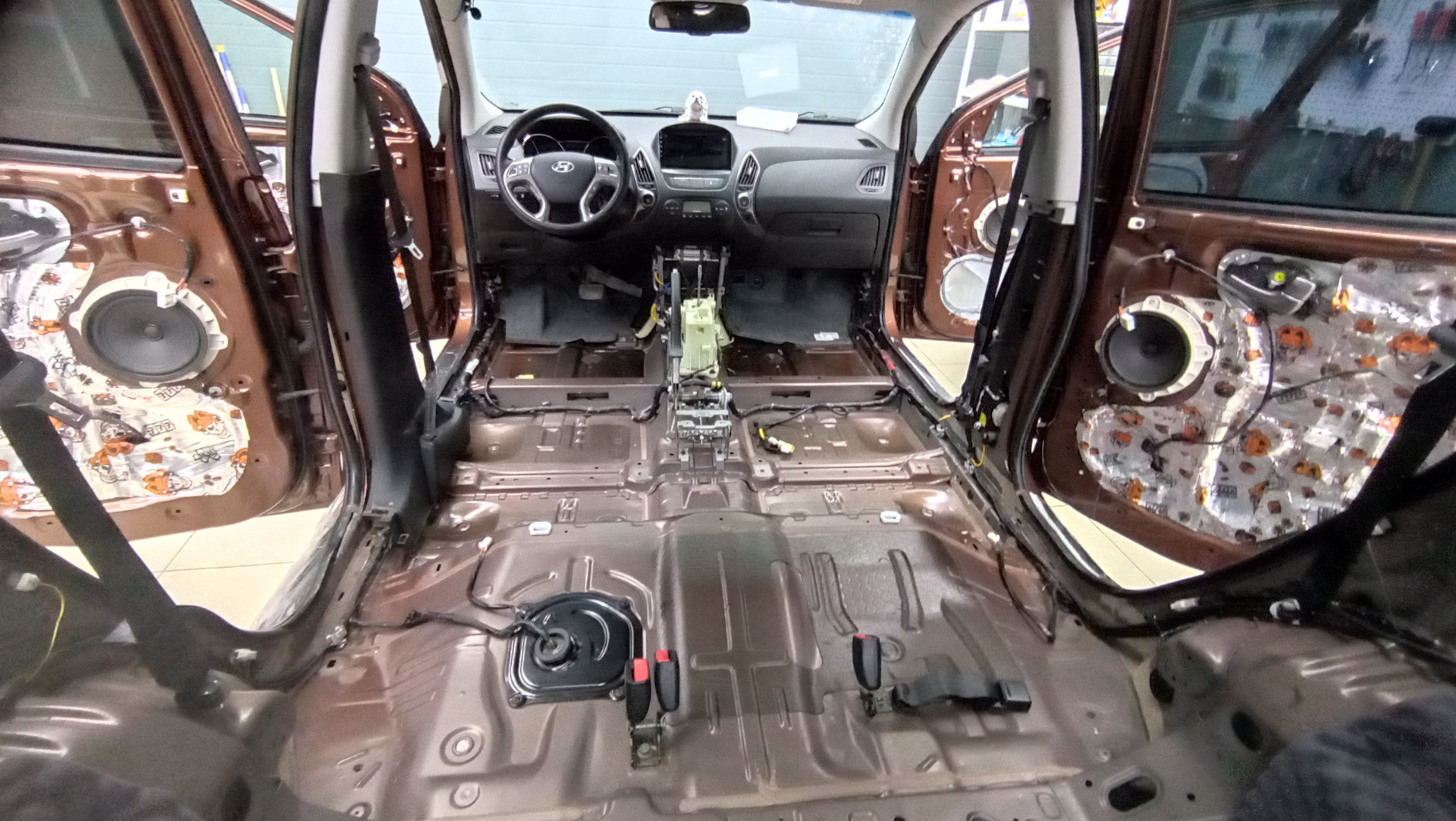 Комплексная шумоизоляция (потолок, пол, двери, багажник) в Автошум (Омск)  — Hyundai ix35, 2 л, 2014 года | тюнинг | DRIVE2