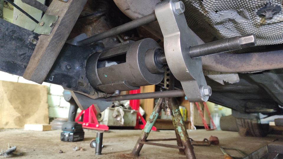 В процессе запрессовки. — Volvo S80 (2G)