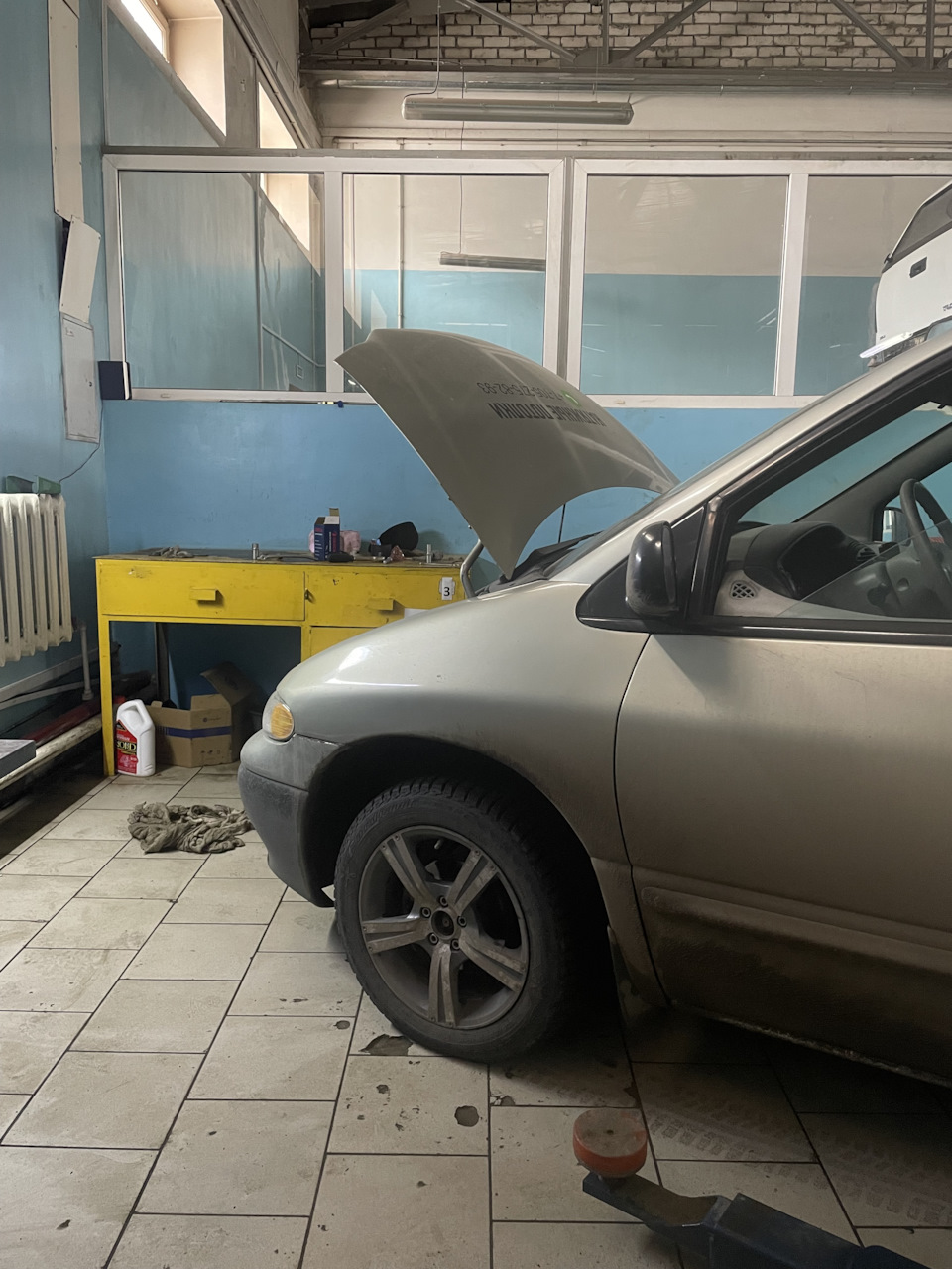 Обводной ролик. — Chrysler Voyager (3G), 3,3 л, 2000 года | визит на ...