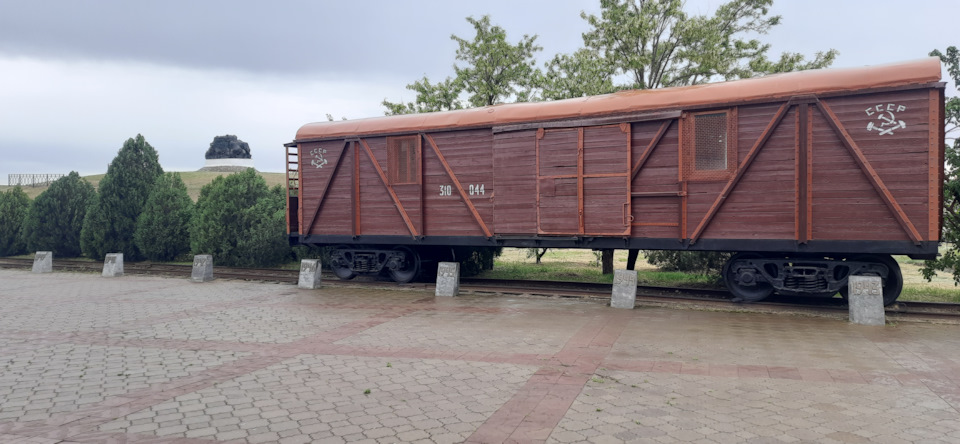 Мемориальный комплекс Исход и Возвращение состоит из нескольких элементов: собственно, Памятника, стоящего на вершине искусственно созданного кургана, Железнодорожного вагона и Мемориальной таблички. Подъём к памятнику осуществляется по спиральной дорожке, которая по часовой стрелке обвивает курган, повторяя обряд обхода буддийского храма (хурула). — Jeep Cherokee (KL)