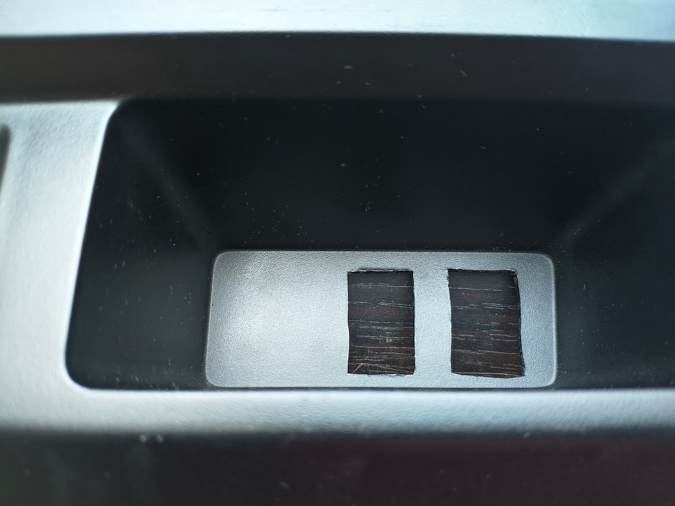 Сначала прорезаем прямоугольники, правый косой — перебор от сверления, но готов, левый не дорезан ещё, идёт пристрелка — Lada XRAY