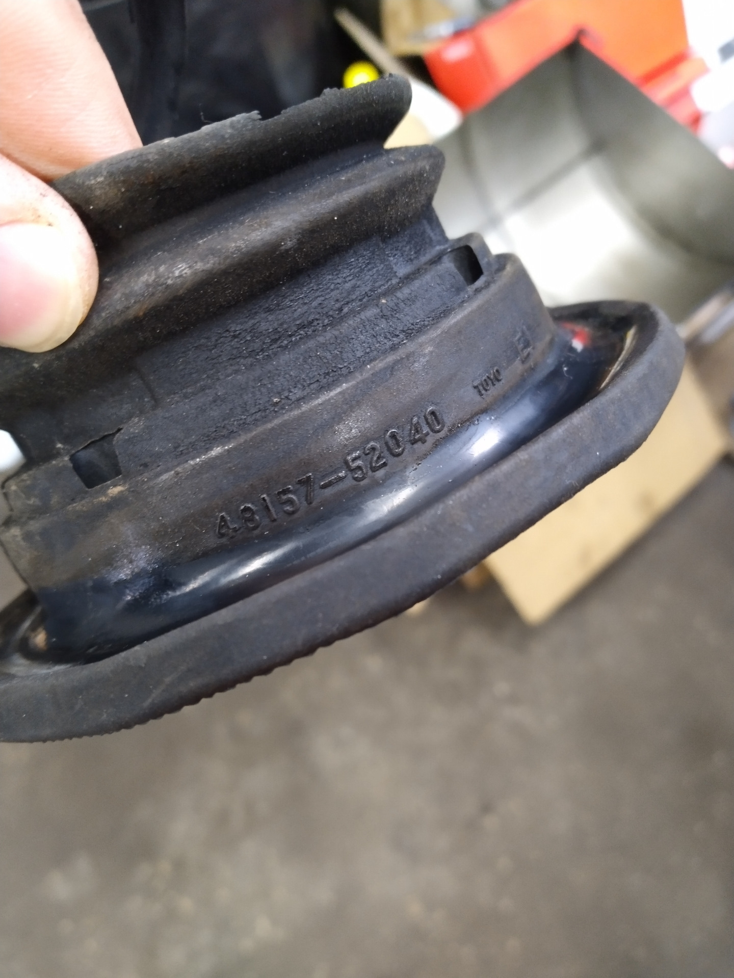 Пыльники передних амортизаторов — Toyota Spade, 1,5 л, 2015 года ...