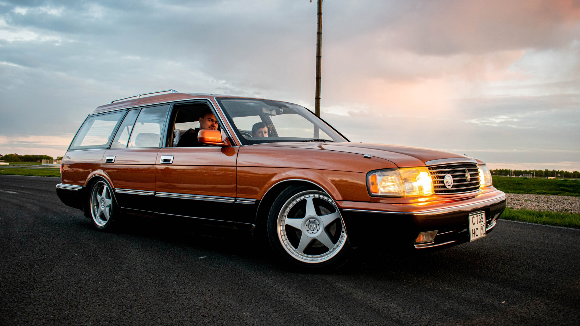 toyota crown s130 wagon