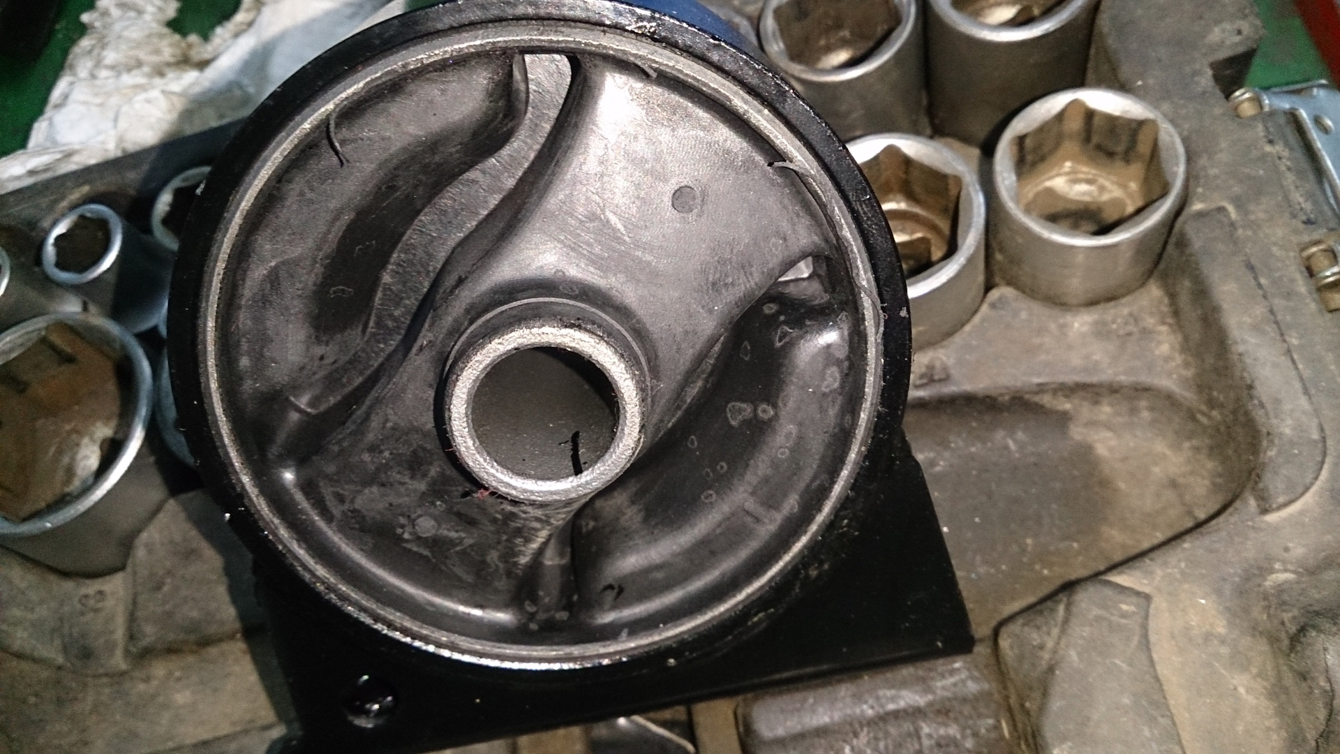 Замена передней подушки двигателя и масло лукойл 0w-40 — Mitsubishi ...