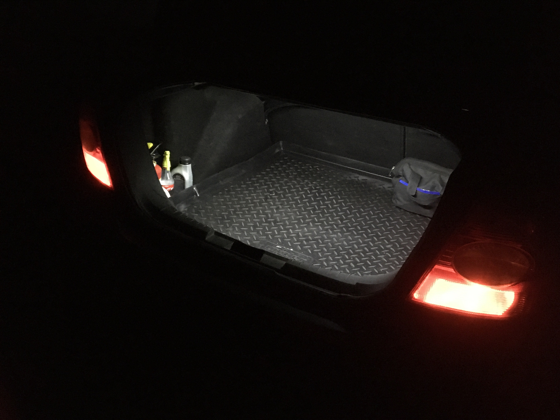 Подсветка багажника форд. Плафон подсветки багажника Форд фокус 2. Лампа подсветки багажника Форд фокус 2. Плафон подсветки багажника Форд фокус 2 седан. Плафон багажника Форд фокус 2 седан.