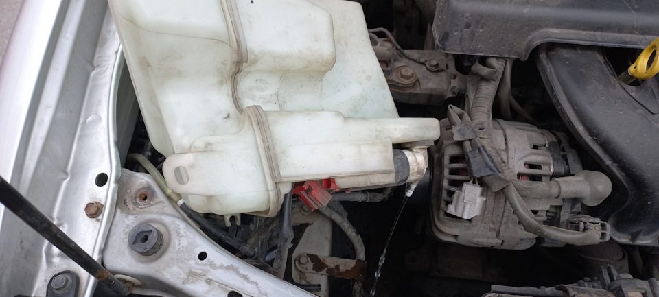 Пришлось правда открутить бачок — Toyota Corolla (110)