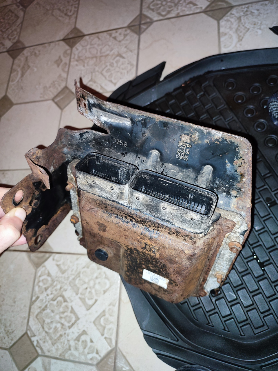 В таком виде был мой ЭБУ — Opel Astra H. Запчасти на фото: 13166346