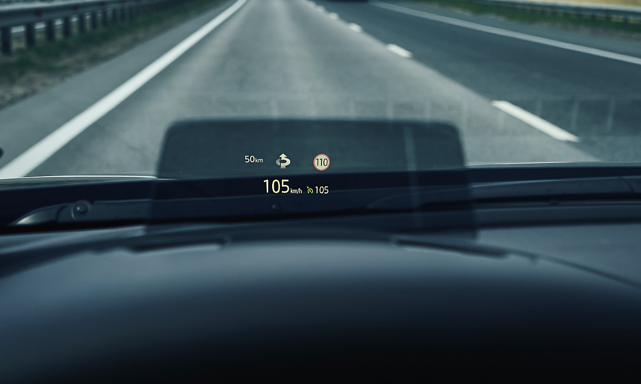 Скорость на стекле автомобиля. Mazda CX-5 проекционный дисплей. Mazda cx5 проекция на лобовое. Проекция на лобовое стекло Мазда СХ 5. Mazda CX-5 проекция на лобовое стекло.