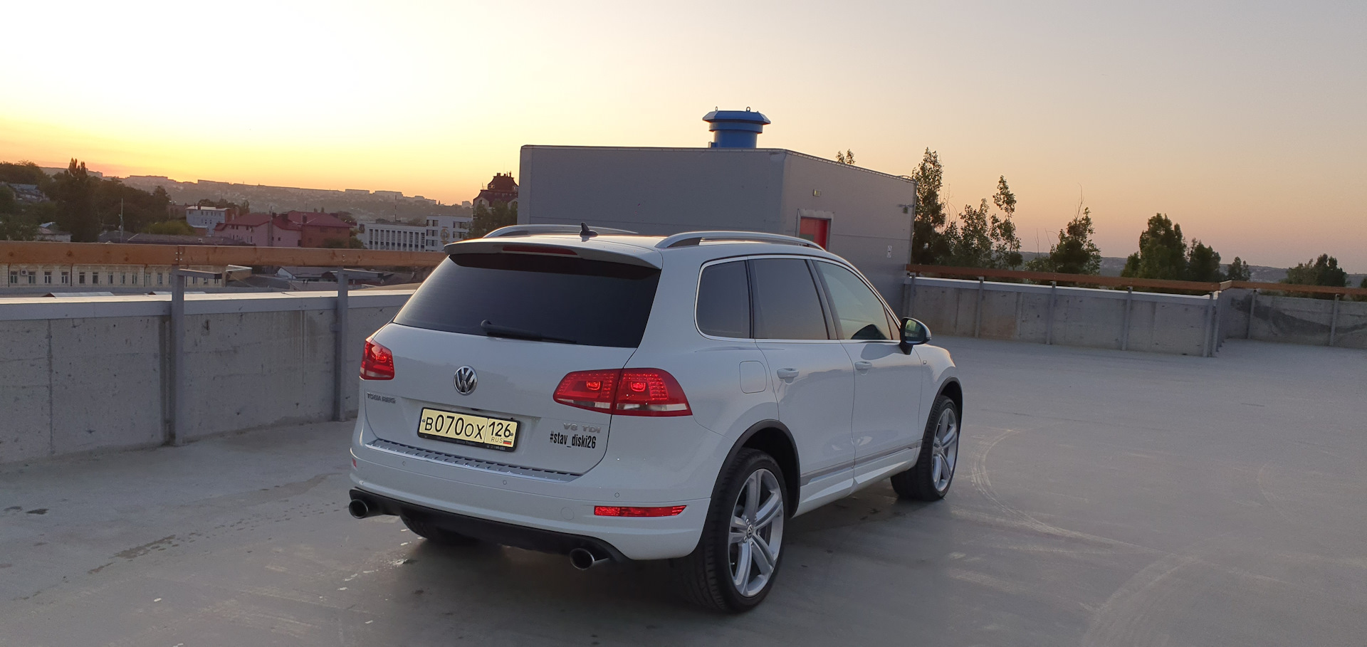 Volkswagen Touareg белый сзади