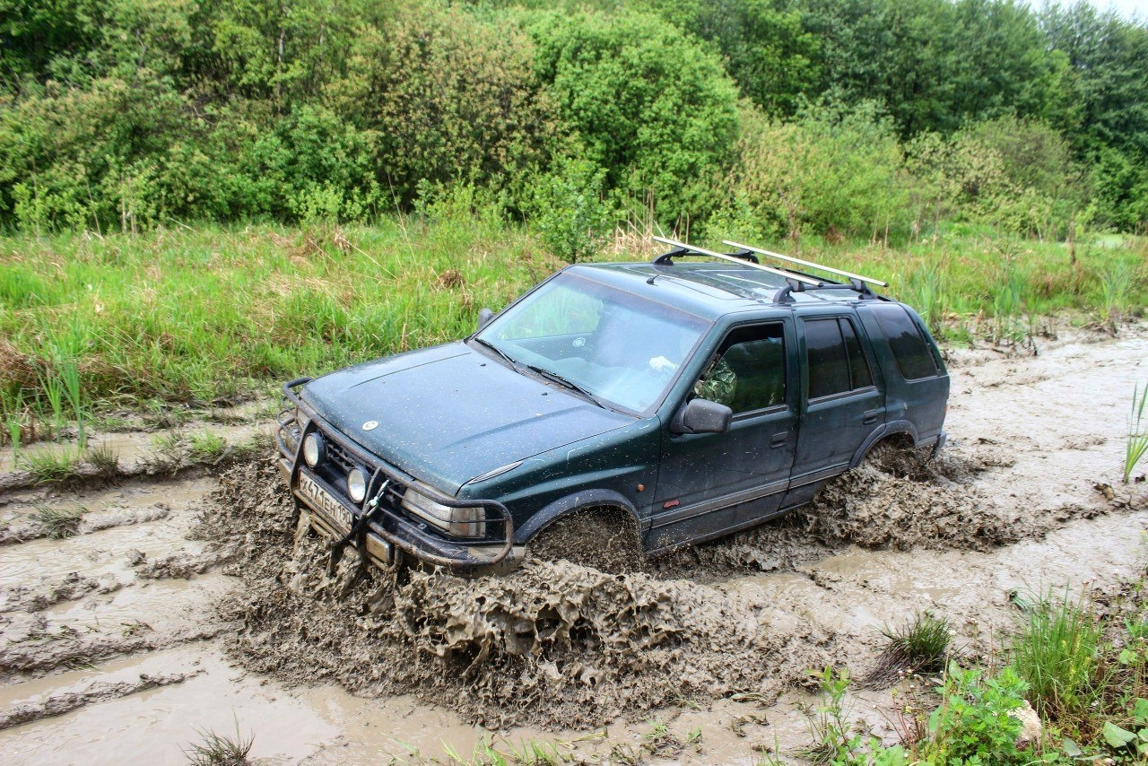 тест драйв по грязи. тест грязь. митсубиси паджеро 4 на природе. тест грязь. митсубиси l200 ржавый.