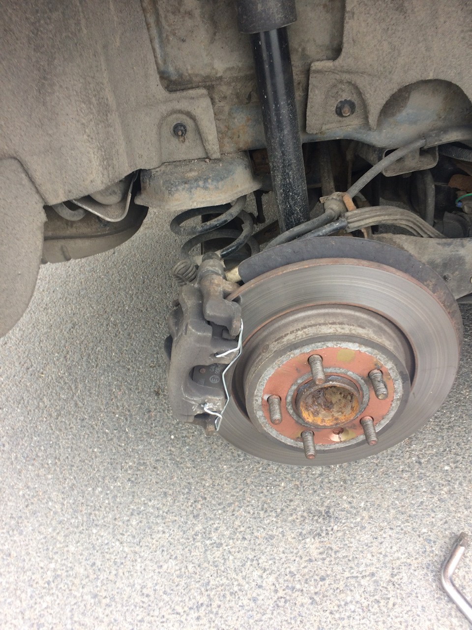 Подготовка к ремонту задней подвески — Toyota RAV4 (III), 2,4 л, 2010 ...