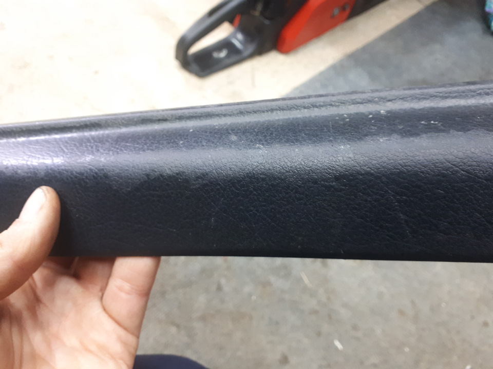 уже слазит само от старости софт покрытие в новом порожке — Audi A4 Avant (B5)