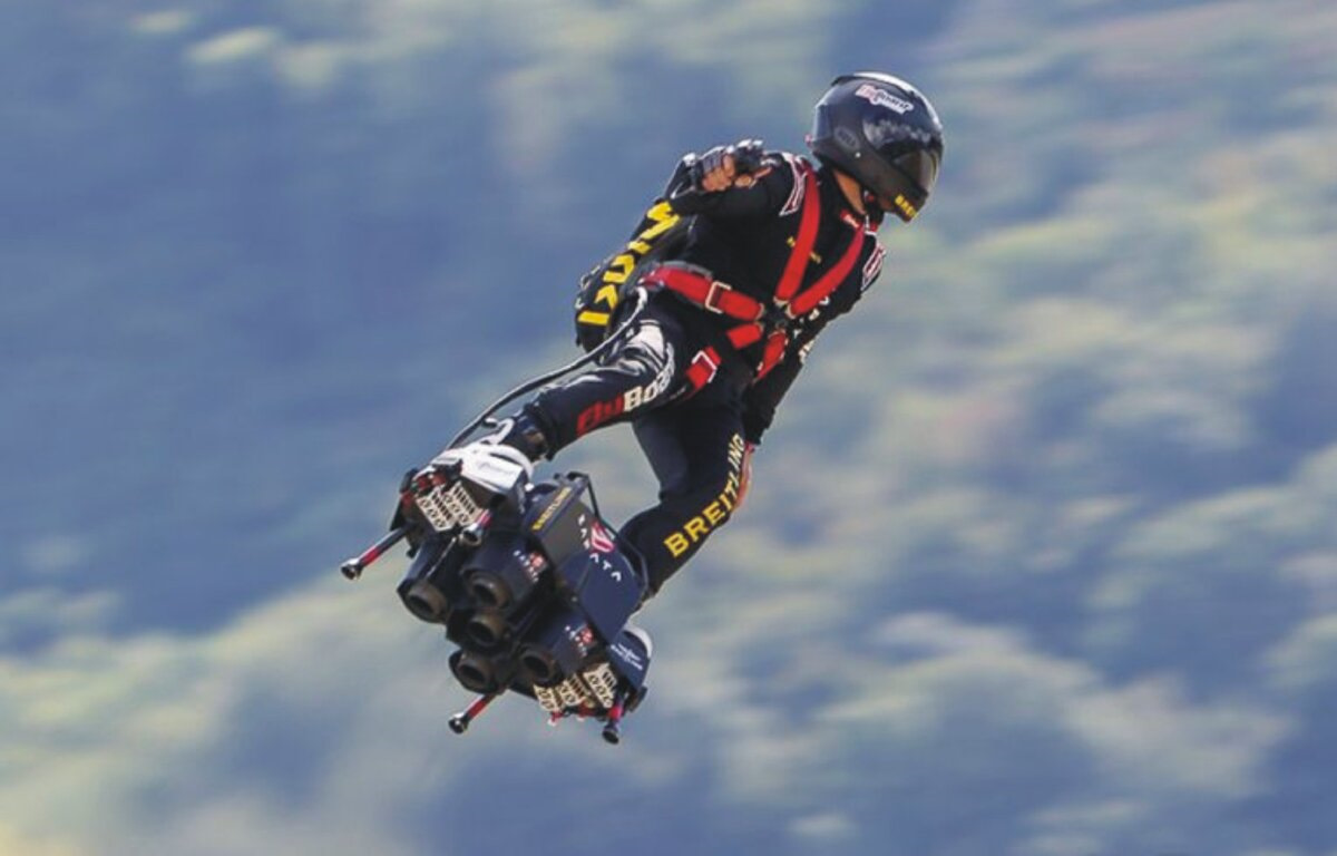 Flyboard air. Ховерборд Фрэнки Запата. Запата флайборд. Zapata Flyboard Air. Фрэнки Запата летающая доска.