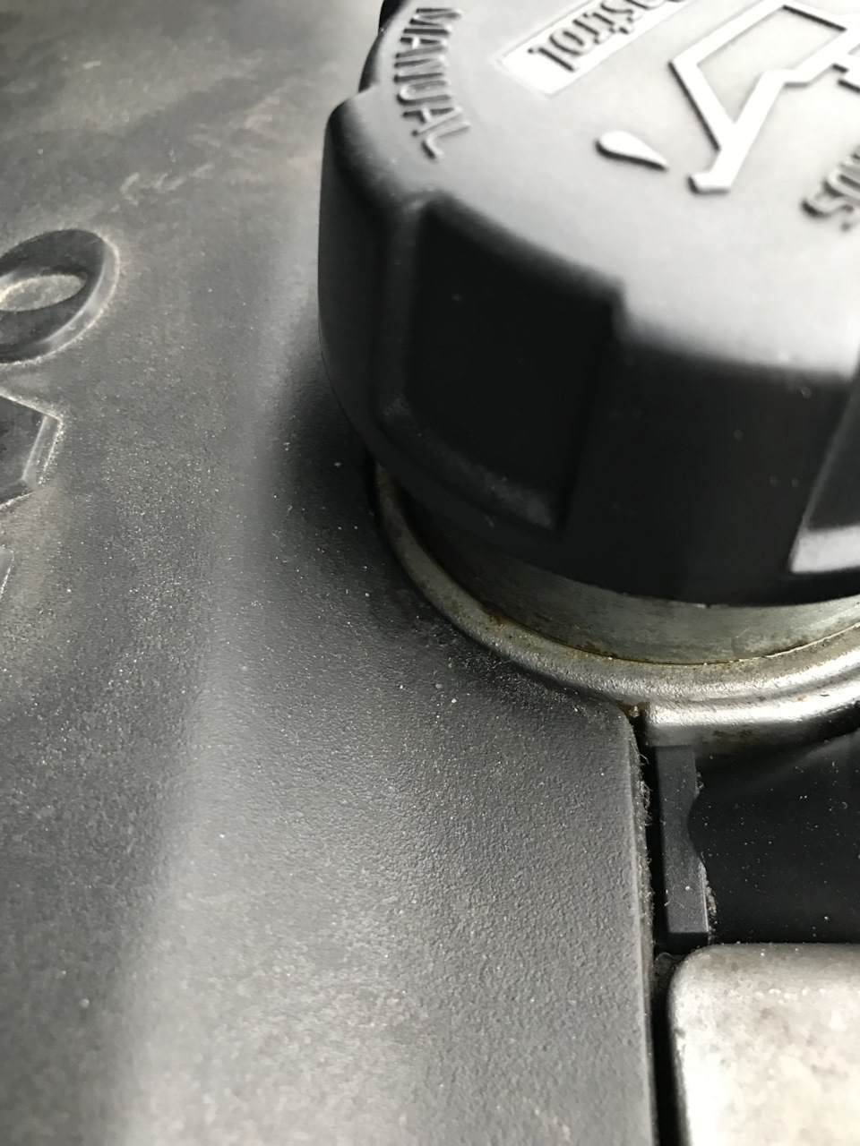 Масло из под заливной крышки — Volvo XC70 II, 2,5 л, 2006 года ...