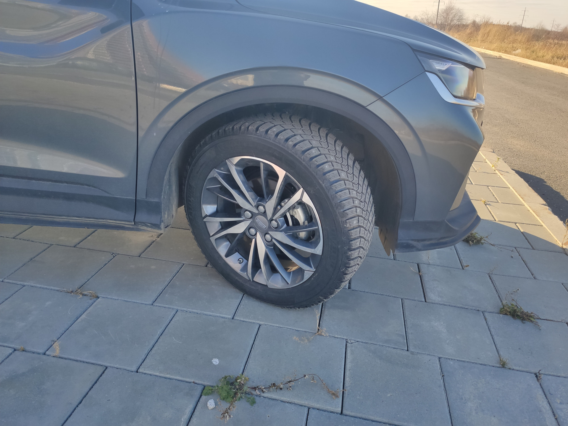 Резина на джили кулрей. Geely Coolray 225/55 r18. Колеса Geely Coolray r18. Geely Coolray диски r18. 225 55 18 На Джили кулрей.