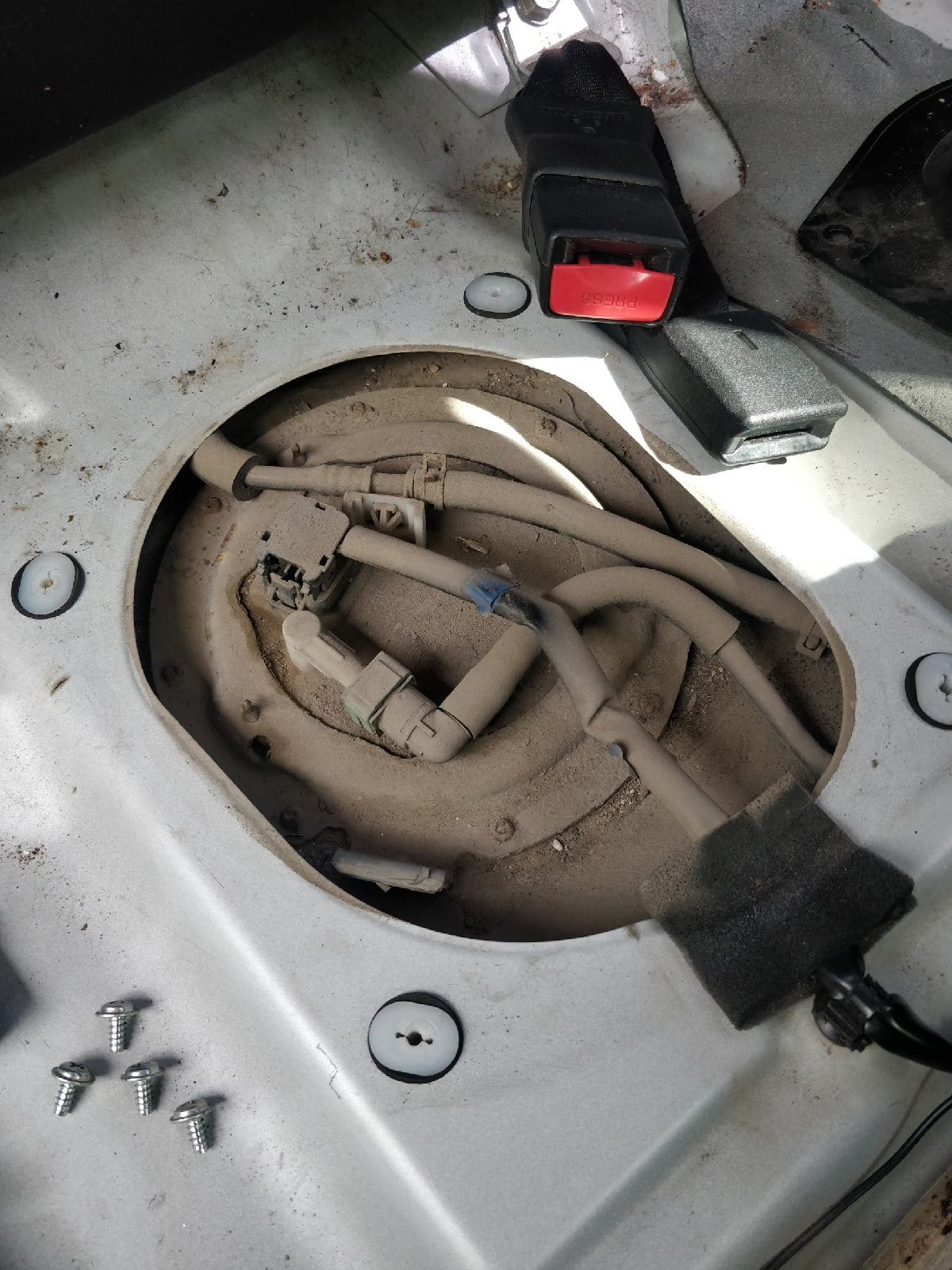 Замена топливного фильтра в баке — Mazda 6 (2G), 1,8 л., 2011 года ...