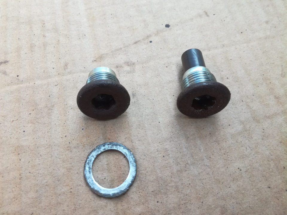 грани на пробках уже больше похожи на звездочки, чем на шестигранники — Nissan X-Trail II (t31)