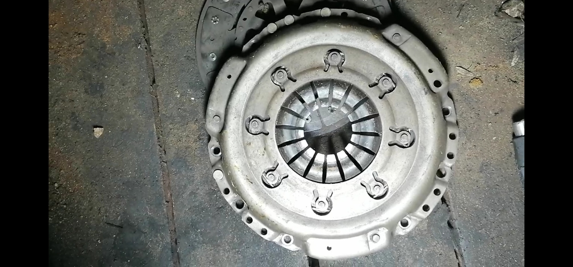 выжимной диск сцепления ваз 2107. комплект сцепления ваз 2114. сцепление начало. рычажный привод сцепления уаз 469. савремене заваздушивается сцепление причинылансер 10.