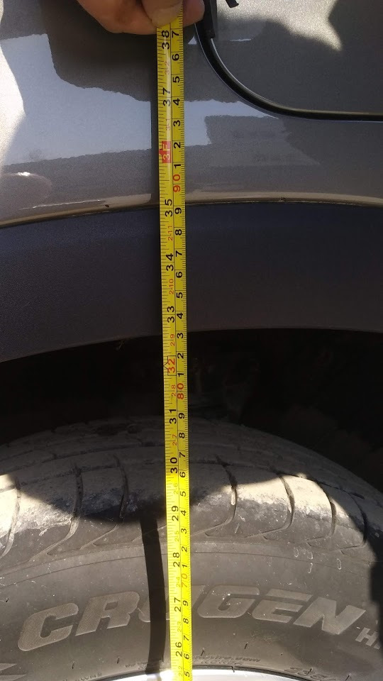 12. Przód: podłącz łącznik stabilizatora; ułóż przewody/czujniki w uchwytach; wstępnie dociągnij. — Hyundai Santa Fe TM