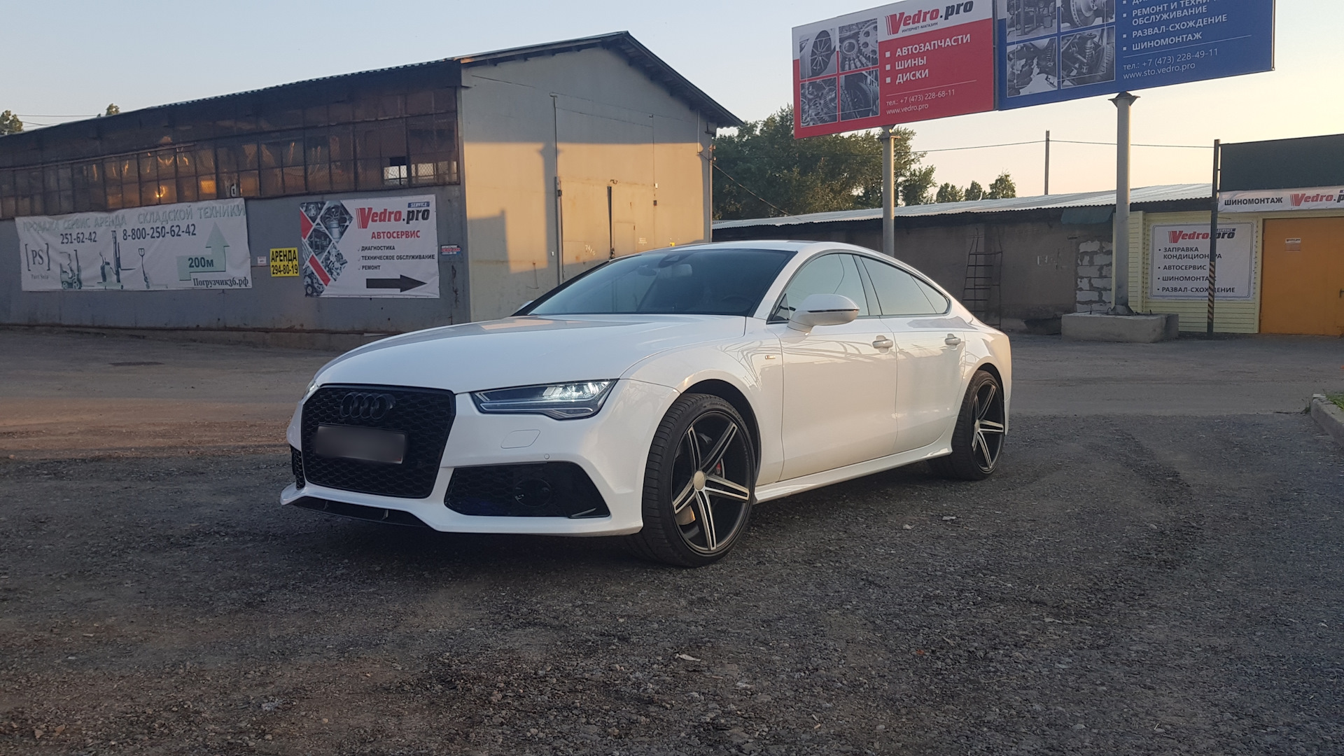 Белая Audi a7 r20