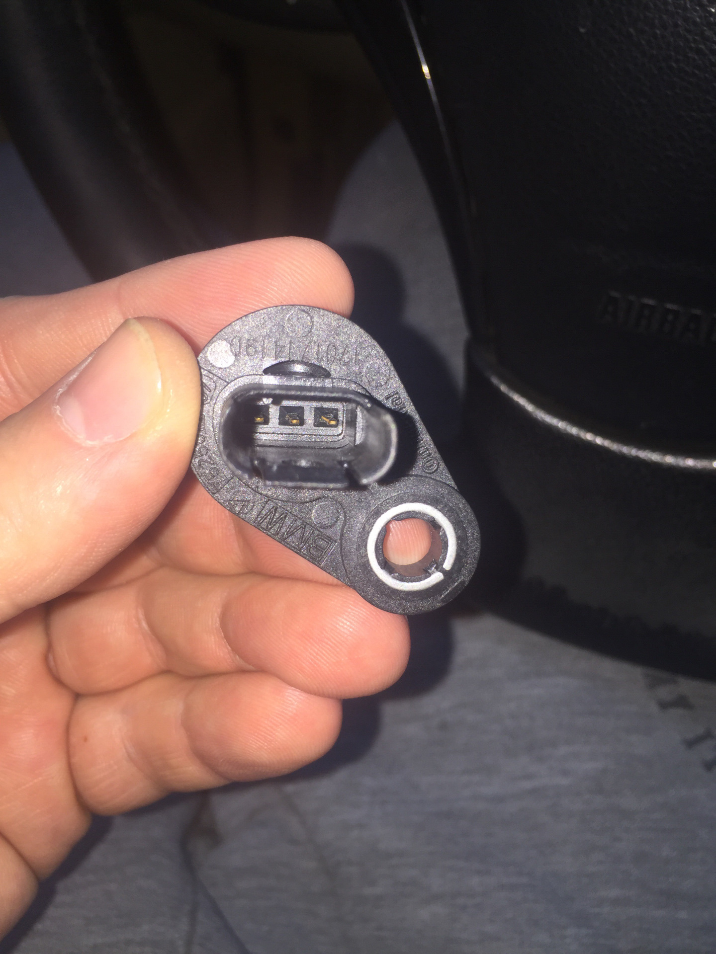 Нужен ли датчик распредвала. Датчик распредвала т5 бензин vw. Нужен ли датчик распредвала. Нужен ли датчик распредвала. Крепление датчика коленвала ваз 2110.