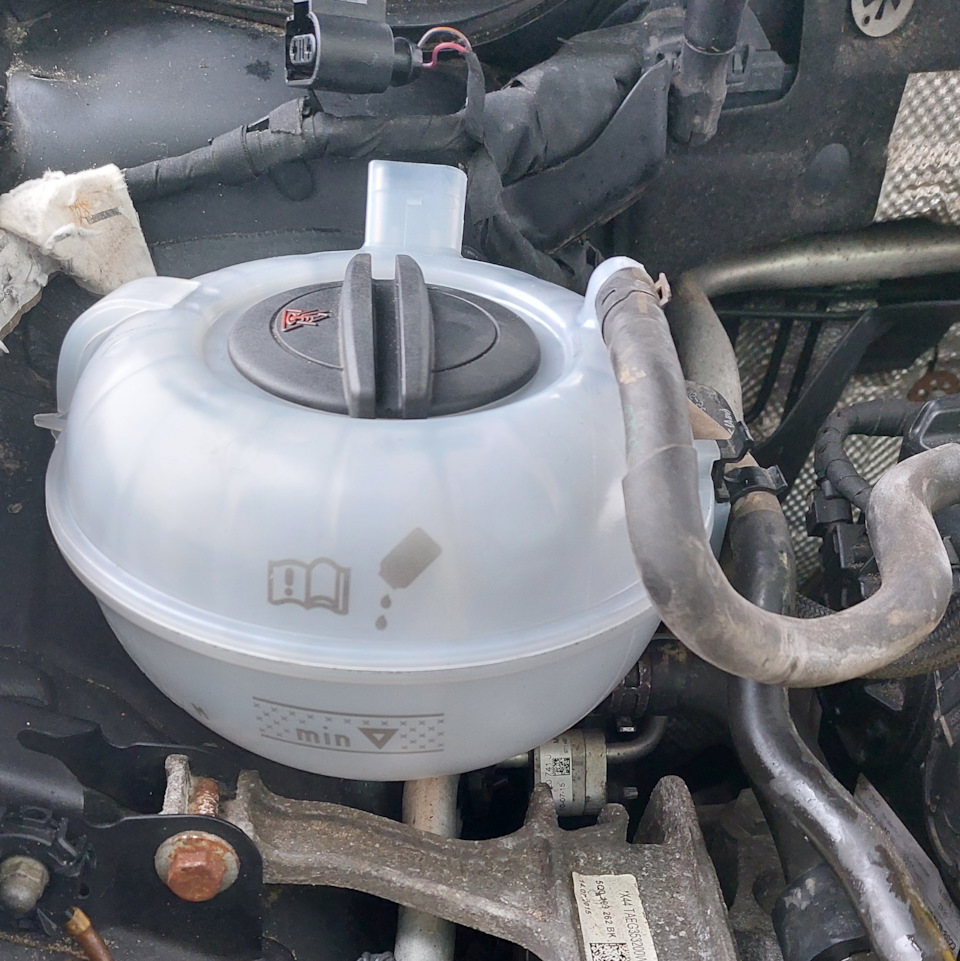 Расширительный бачок без силиката. — Volkswagen Passat B8, 1,8 л, 2015 ...