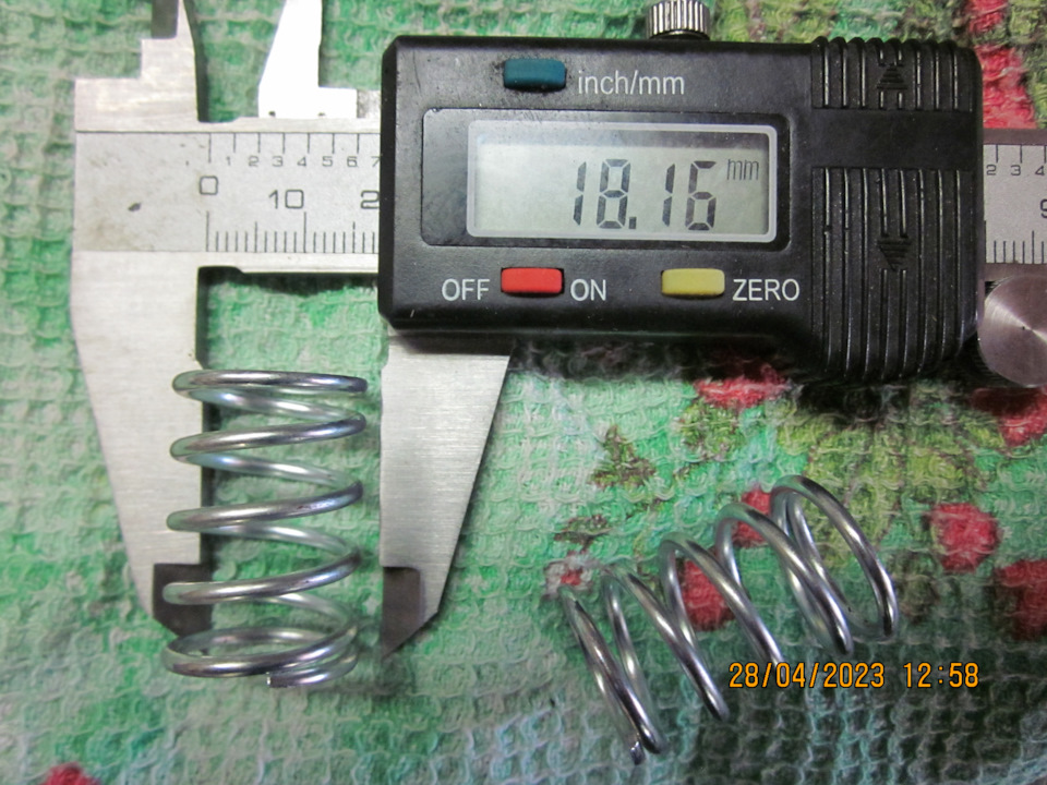 Диаметр пружины из ГАЗ-овского ремкомплекта. Пружины применялись при притирке клапанов — Lada Vesta SW (1G)