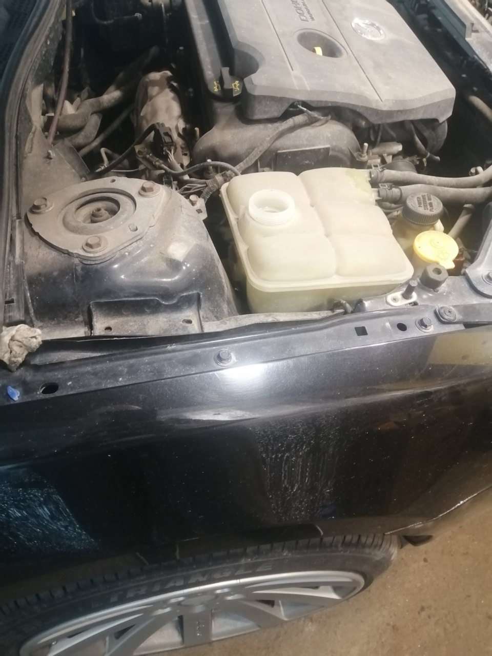 Замена расширительного бачка — Mazda 3 (1G) BK, 2 л, 2007 года | своими ...