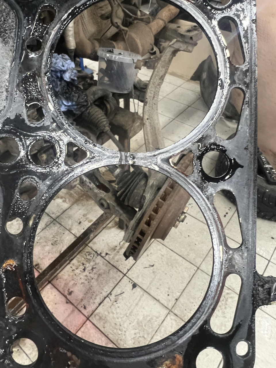 Причина найдена. Прогорела прокладка ГБЦ — Audi Q7 (1G), 3 л, 2007 года ...