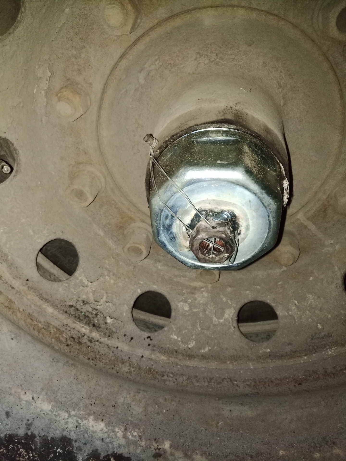Крышка ступицы полуоси прицепа. Продолжение. — МАЗ 5440 А5, 1,5 л, 2011 ...