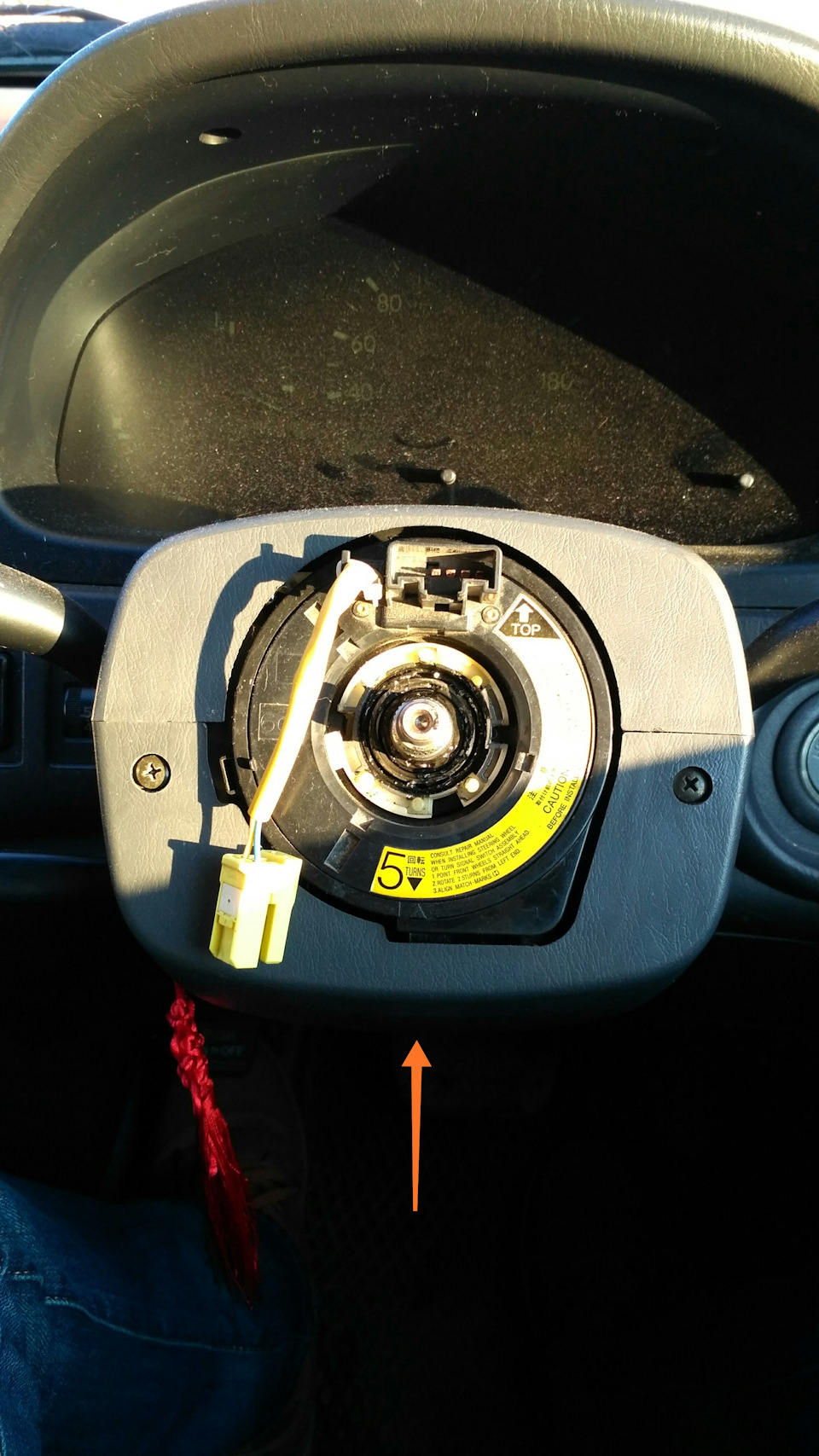 Рулевая лента что это. UiAAAgKFauA 960. Рулевая лента что это фото. Рулевая лента что это-UiAAAgKFauA 960. картинка Рулевая лента что это. картинка UiAAAgKFauA 960. В мае 2018 года перестал работать звуковой сигнал. Посчитал что лучше оригинального нет ничего и приобрел у известного разборщика контрактную шлейф-ленту руля. Замена производилась на 223683 км. Когда держал свой старый и контрактный шлейф, казалось как будто контрактный разбирался.Недавно опять пропал звуковой сигнал со всеми сопутствующими. На одометре 232935 км. И 10 тыс. км не отъездил контрактный шлейф. Может всё таки разбирался и паялся, потому и отходил так мало?На этот раз купил шлейф-ленту руля небезысветсного китайского производителя SAT.В замене в принципе нет ничего сложного. Снял клемму с аккумулятора. Открутил два болта, которые держат подушку безопасности руля, ключ торкс T30. Рулевая лента что это. UiAAAgKFauA 960. Рулевая лента что это фото. Рулевая лента что это-UiAAAgKFauA 960. картинка Рулевая лента что это. картинка UiAAAgKFauA 960. В мае 2018 года перестал работать звуковой сигнал. Посчитал что лучше оригинального нет ничего и приобрел у известного разборщика контрактную шлейф-ленту руля. Замена производилась на 223683 км. Когда держал свой старый и контрактный шлейф, казалось как будто контрактный разбирался.Недавно опять пропал звуковой сигнал со всеми сопутствующими. На одометре 232935 км. И 10 тыс. км не отъездил контрактный шлейф. Может всё таки разбирался и паялся, потому и отходил так мало?На этот раз купил шлейф-ленту руля небезысветсного китайского производителя SAT.В замене в принципе нет ничего сложного. Снял клемму с аккумулятора. Открутил два болта, которые держат подушку безопасности руля, ключ торкс T30.