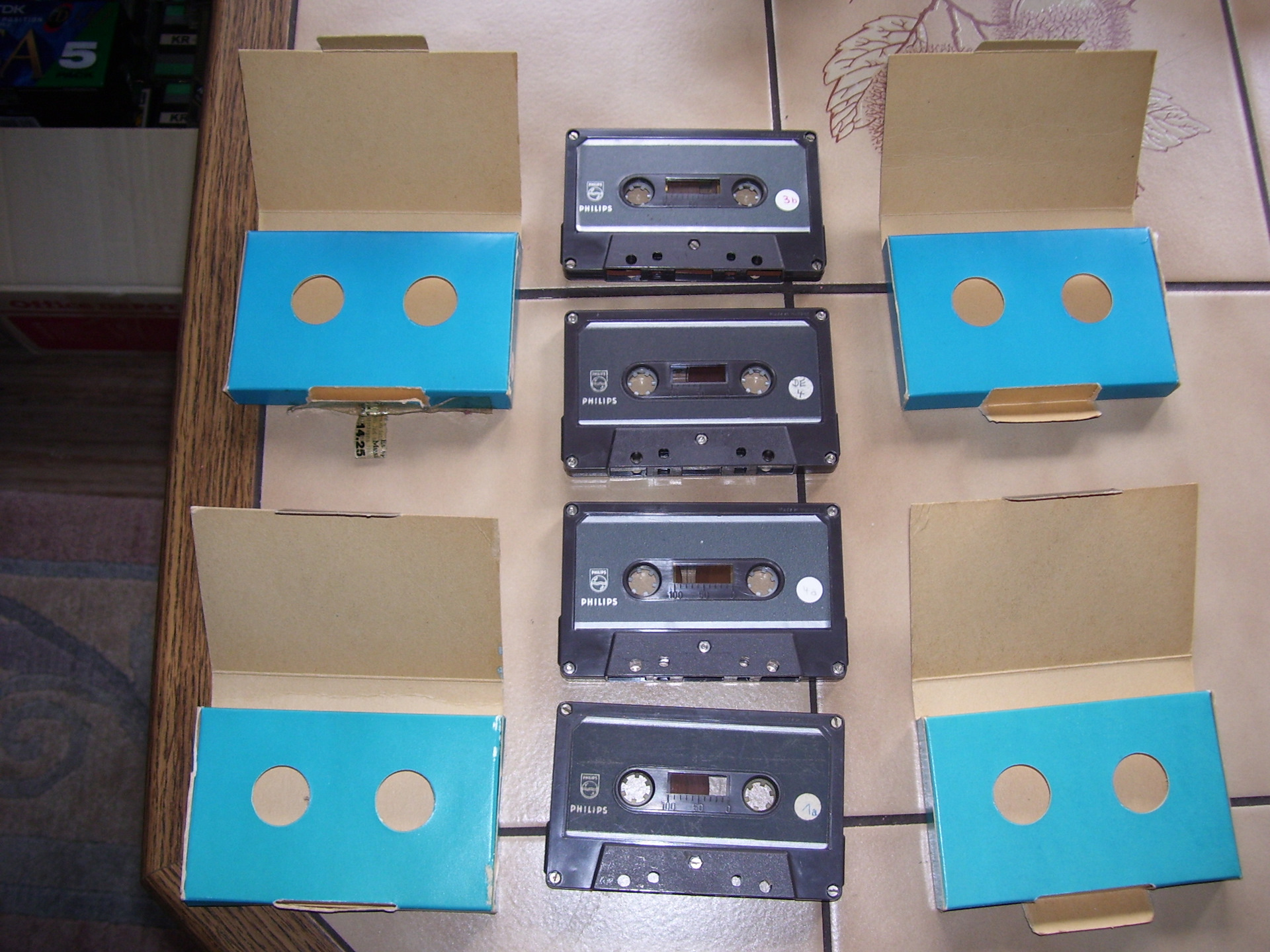 Первая компакт. Компакт кассета Филипс 1963. Первая аудиокассета Филипс. Первая кассета Филипс. Philips первая компакт кассета.