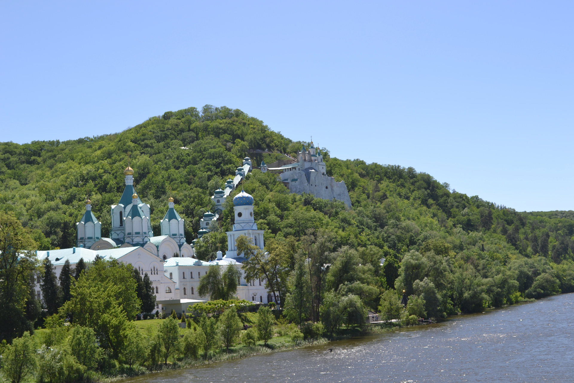 Святогорский монастырь 4 класс. Святогорский монастырь панорама. Святогорский Свято-Успенский мужской монастырь вид Вельи. Панорамные фотографии Святогорский Свято-Успенский монастырь. Фотообои Святогорская Лавра.