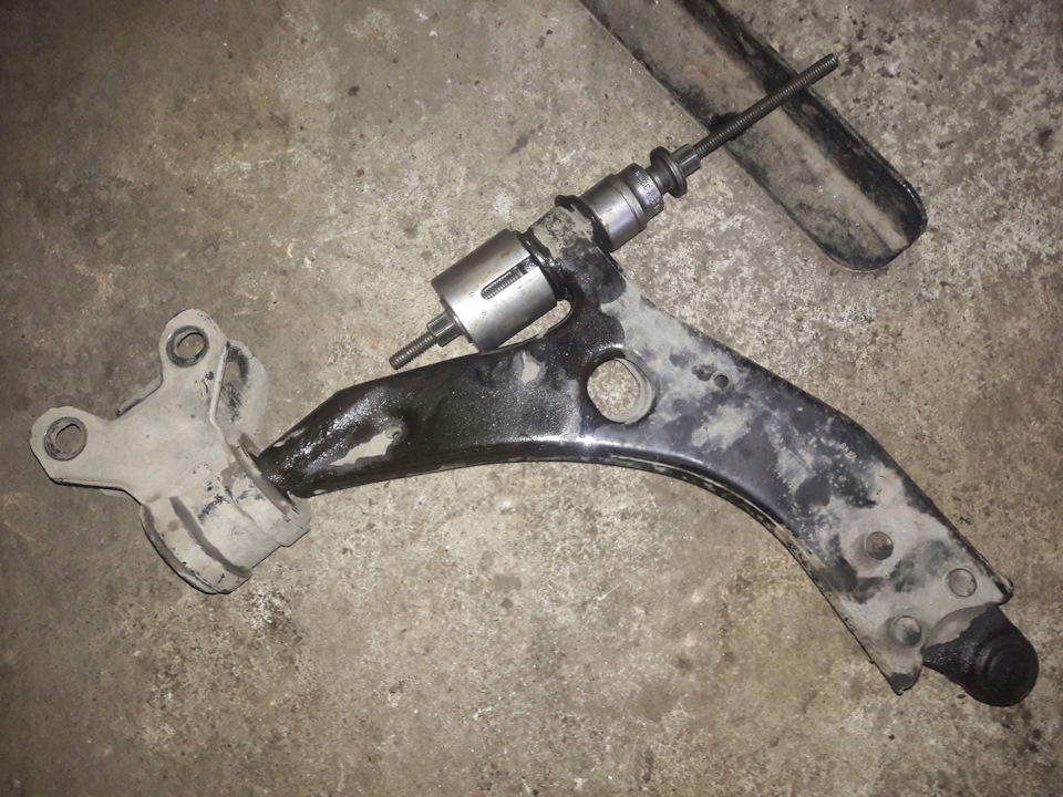 Попробовали выдавить его какой-то приспособой, но в результате он все равно пошёл под пресс ) — Ford Focus Hatchback III